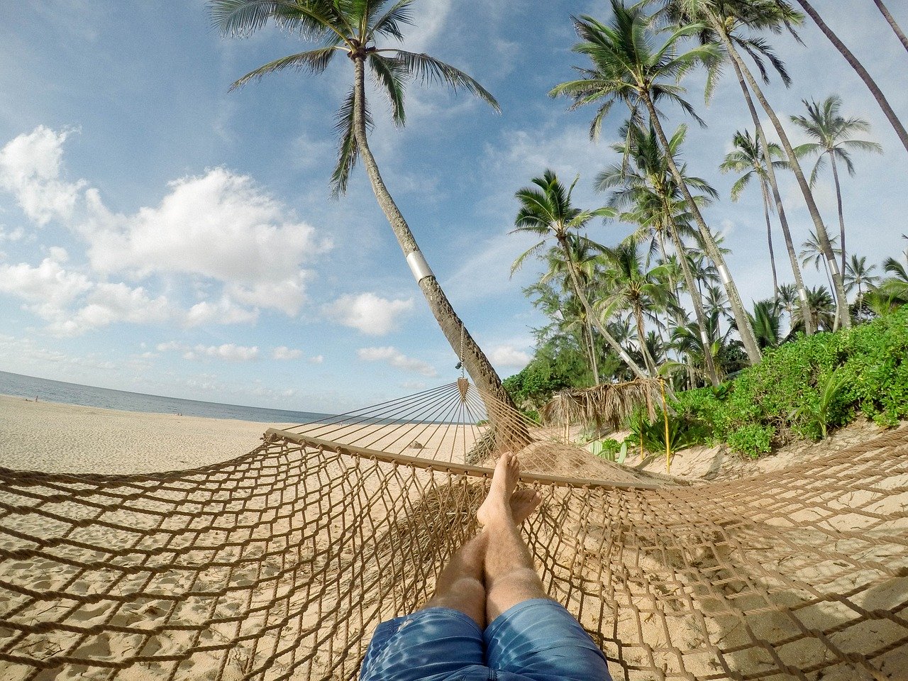 Siesta en una hamaca en la playa