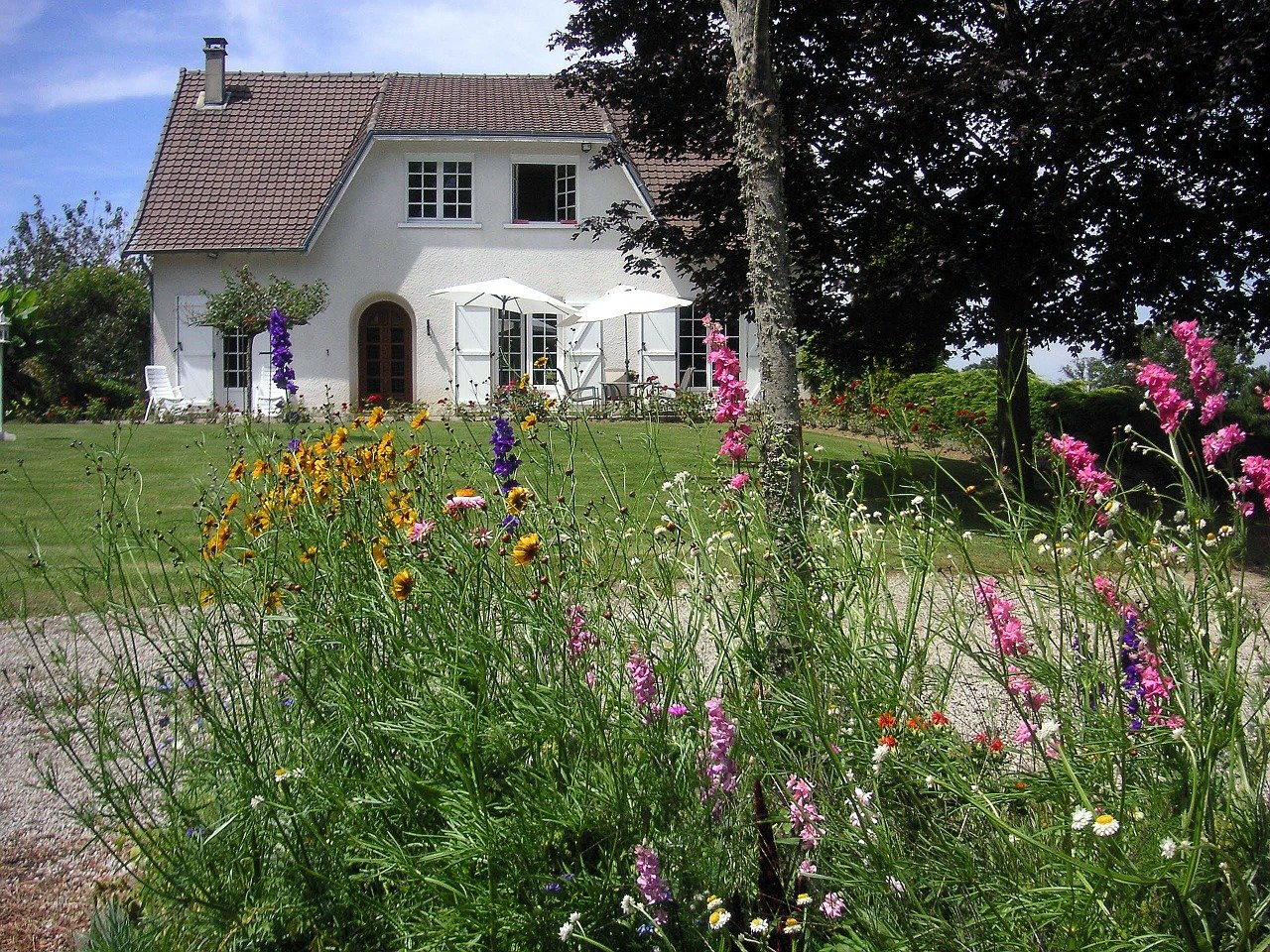 Bonita casa con un bonito jardín