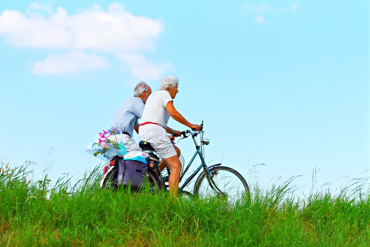 Pareja de jubilados en bicicleta