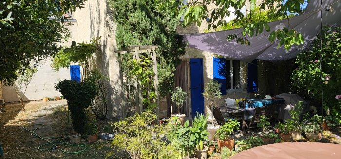 Home sitting Fontenille-Saint-Martin-dEntraigues, France