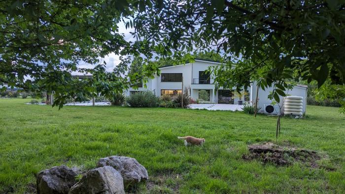 Home sitting Saujon, France