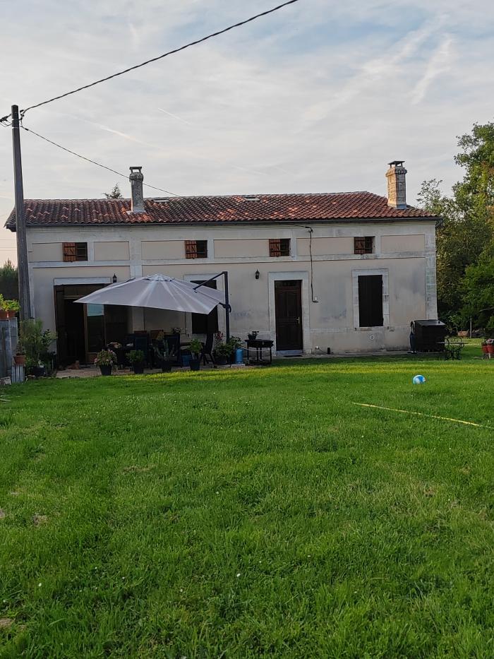 Home sitting Saint-Martin-de-Gurson, France