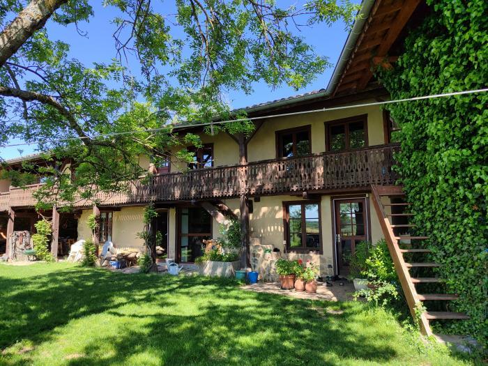 Home sitting Cezay, France