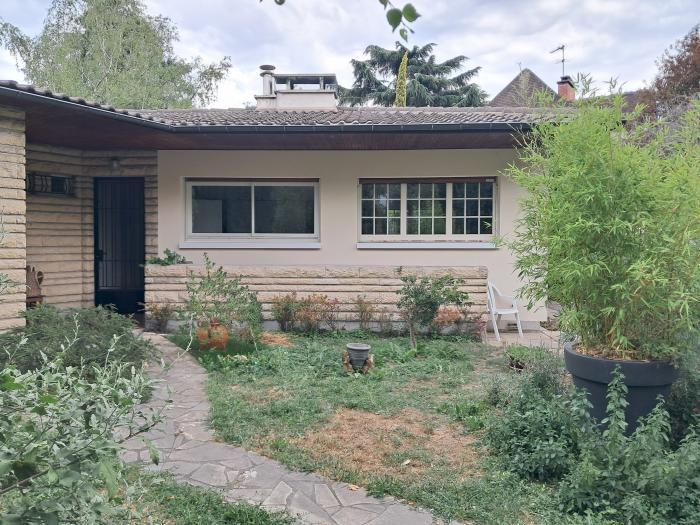 Home sitting Ermont, France