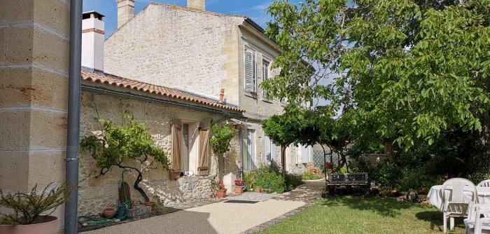 Home sitting Saint-Sauveur, France