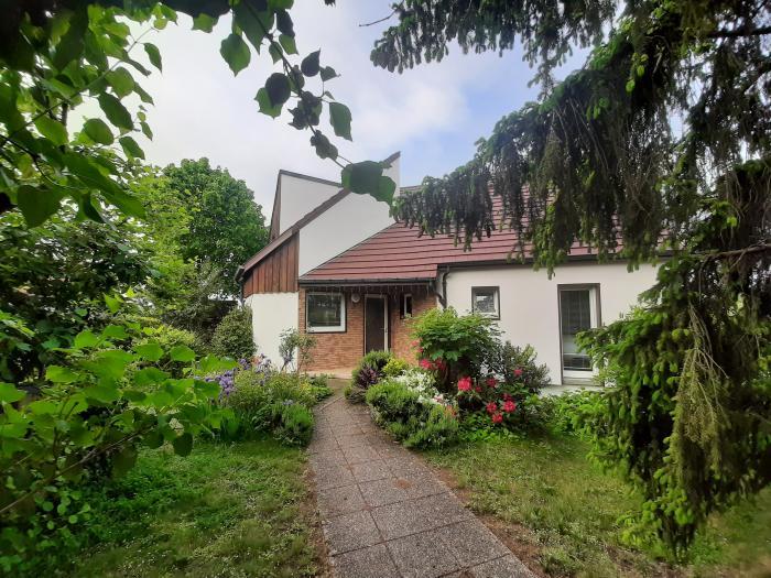 Home sitting Daix, France