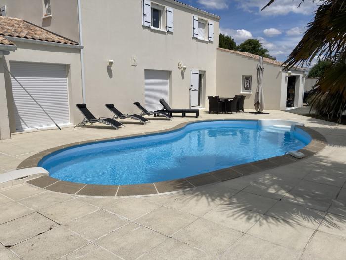 Home sitting Cour&ccedil;on, France