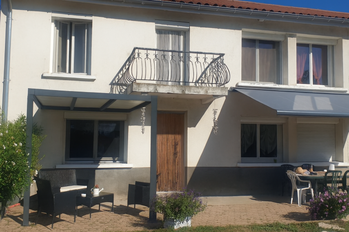 Home sitting Poncins, France