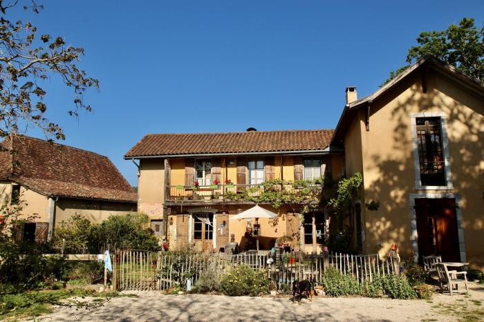 Home sitting Castaignos-Souslens, France