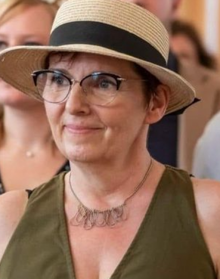 Home sitting Quernes, France