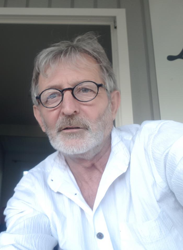 Home sitting Vertou, France