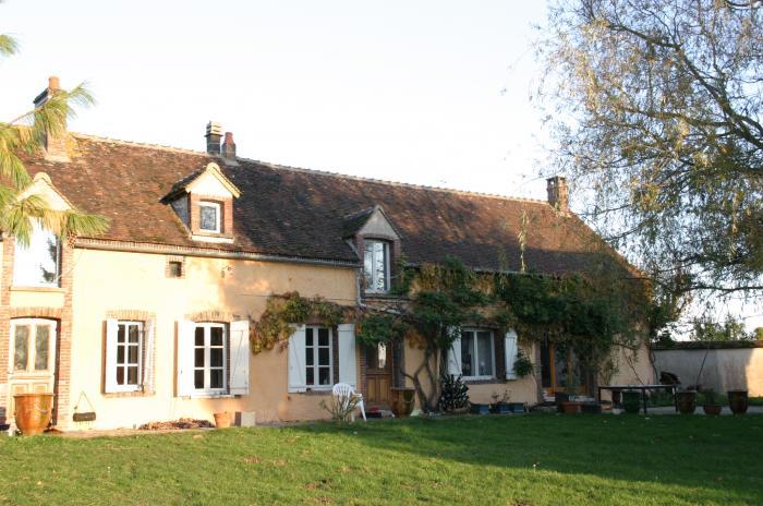 Home sitting Dixmont, France