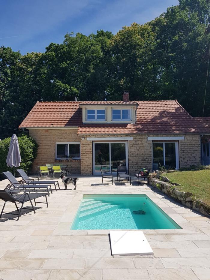 Home sitting Saint-Ch&eacute;ron, France