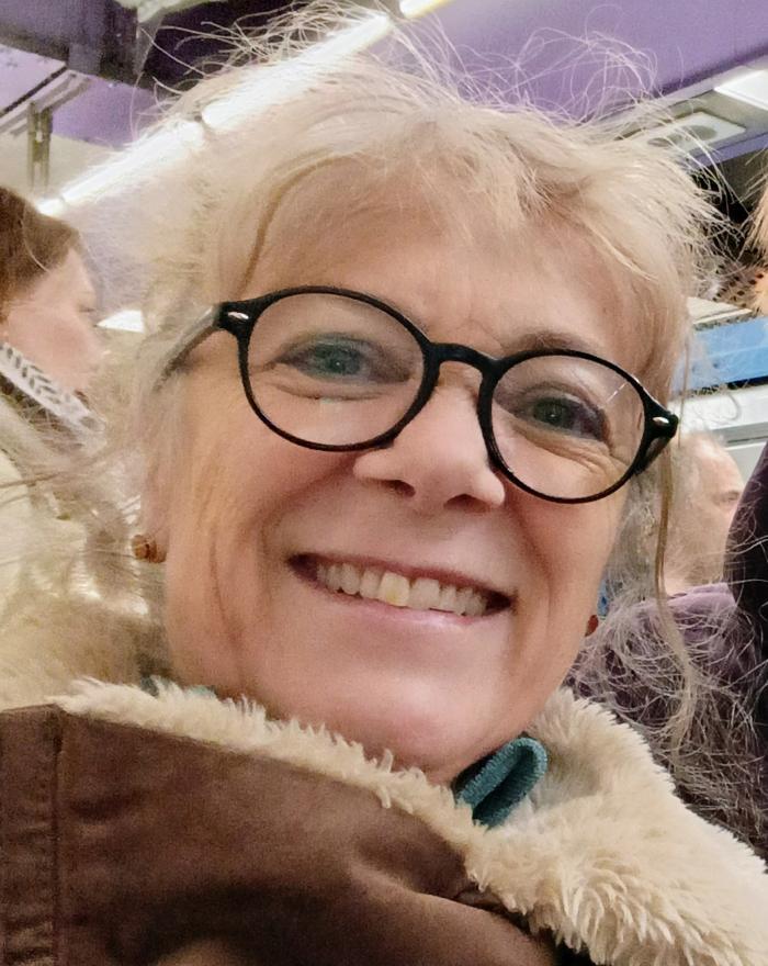 Home sitting Auzelles, France