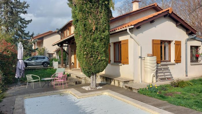 Home sitting Saint-Genis-Laval, France