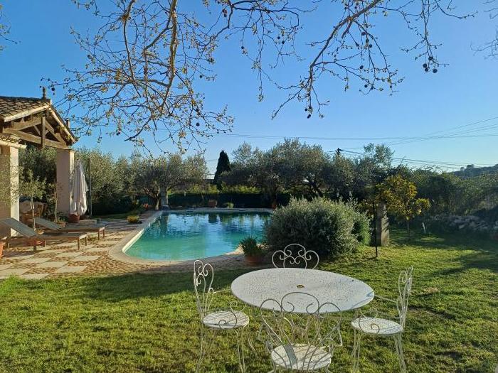 Home sitting Sernhac, France