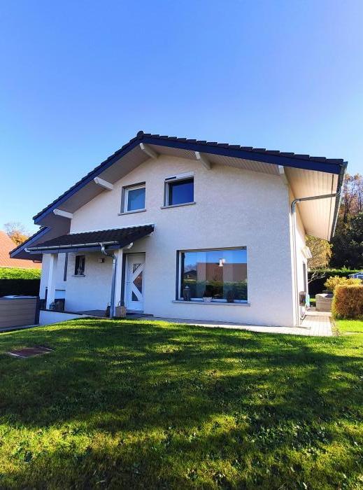 Home sitting Lyaud, France