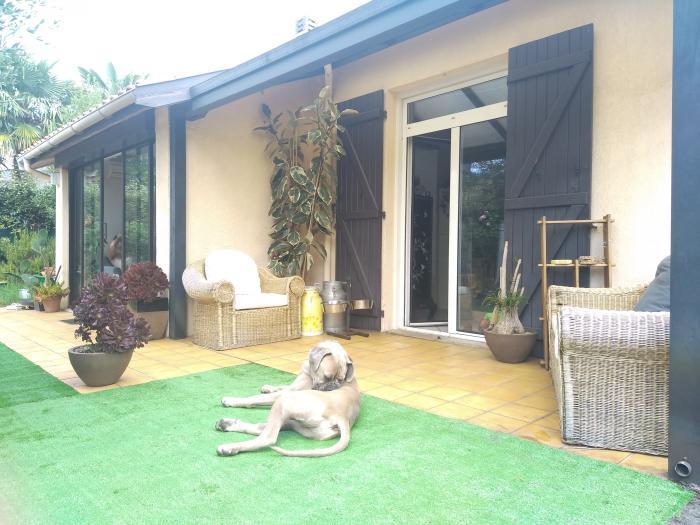 Home sitting Pessac, France